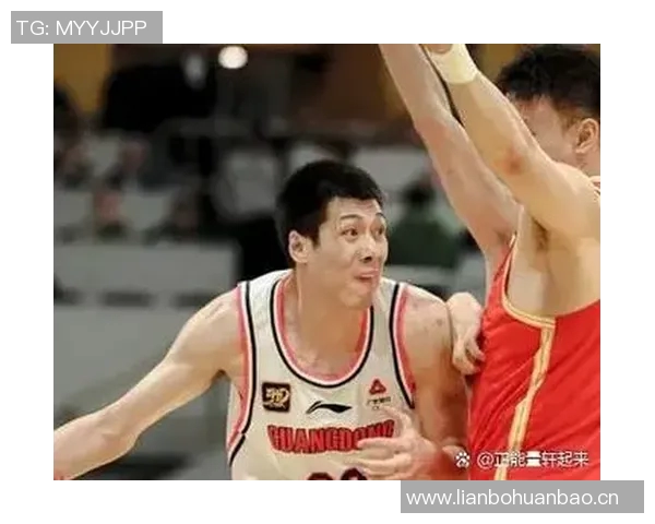 布朗被滑铲不犯规？主裁：两人接触前都滑倒了 所以没有吹罚犯规